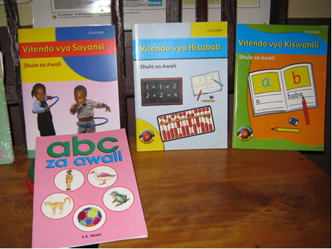 Da sinistra il libro di Scienze, il testo di Matematica e quello della lingua Swahili; in basso il libro Alfabeto. Click per ingrandire